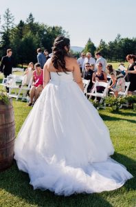 Coiffure d'une mariée de dos lors de la cérémonie