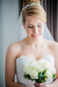 Mariée avec son bouquet et une coiffure haute avec un diadème à Québec